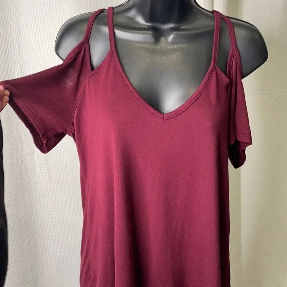 Socialite women’s cutout shoulder top size small - Picture 3 of 12